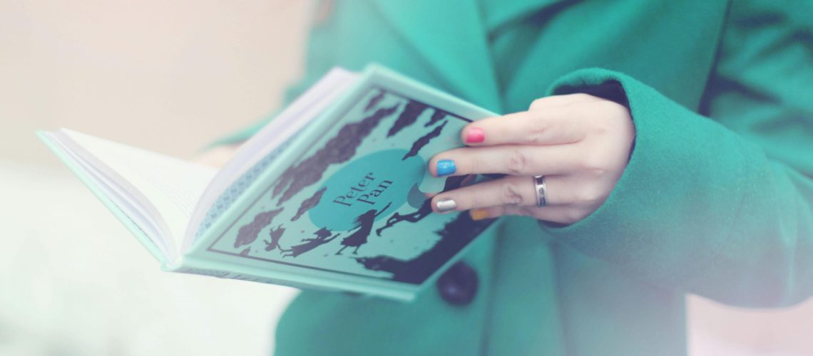 Foto de Leah Newhouse: https://www.pexels.com/es-es/foto/mujer-sosteniendo-el-libro-de-peter-pan-446345/